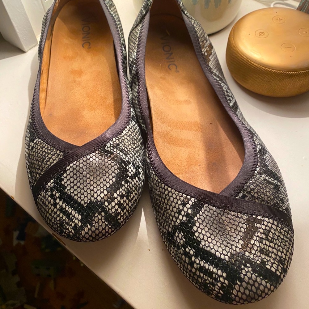 🐍 Vionic Snake Skin Flats 🐍